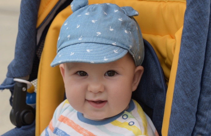 Proteger a los bebés del calor en los carritos con sombreros y gorras