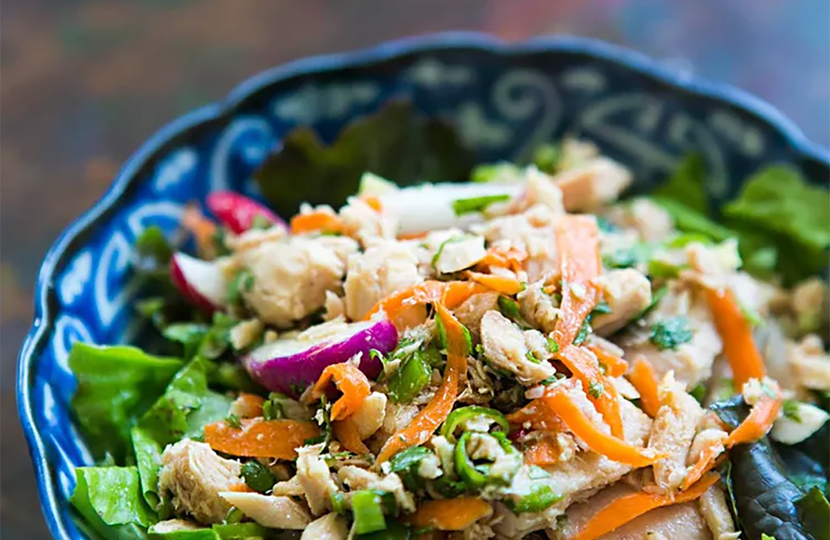 Ensalada con una lata de atún