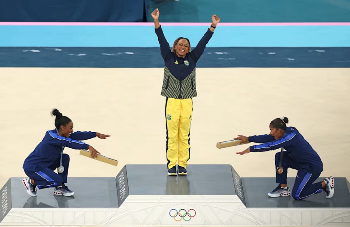 Simone Biles y Jordan Chiles reverenciando a Andrade