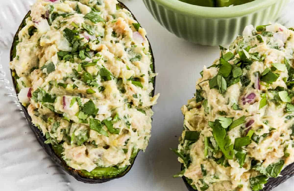 aguacates rellenos con una lata de atún