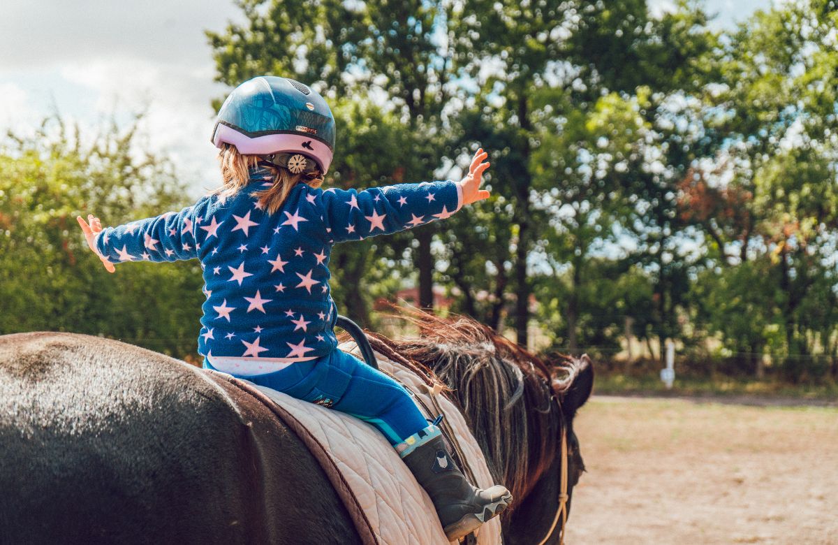 niña practicando equitacion