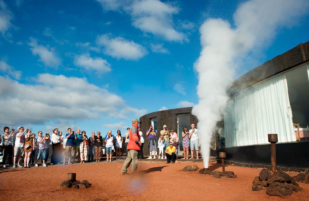 Experiencias imprescindibles de Lanzarote, como el restaurante en el volcán