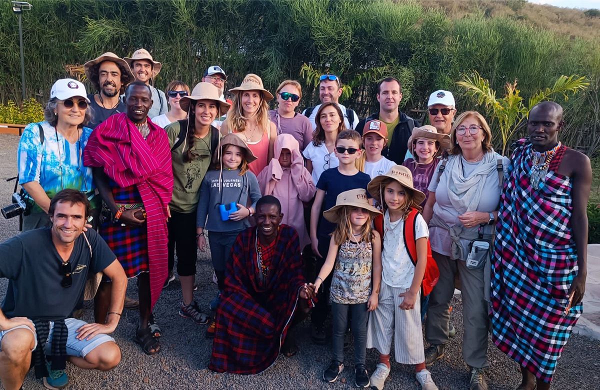 Travelkids: foto de grupo de los viajeros y organizadores